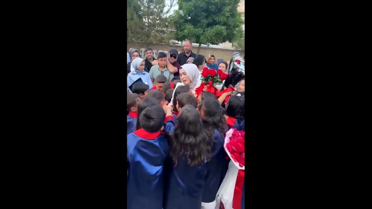 Mezun olan öğrencileri için kurdele kesip hüngür hüngür ağlayan öğretmen sosyal medyada gündem oldu 3