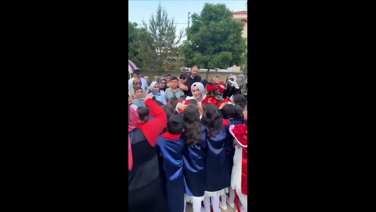 Mezun olan öğrencileri için kurdele kesip hüngür hüngür ağlayan öğretmen sosyal medyada gündem oldu 2