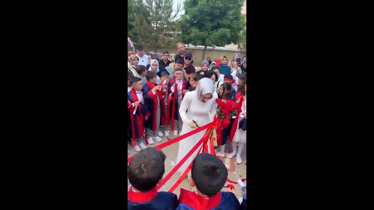 Mezun olan öğrencileri için kurdele kesip hüngür hüngür ağlayan öğretmen sosyal medyada gündem oldu 1