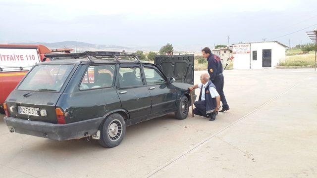 Hareket halindeki otomobilde yılan paniği