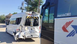 Kırşehir'de iş&ccedil;i servis aracı minib&uuml;se &ccedil;arptı: 42 yaralı