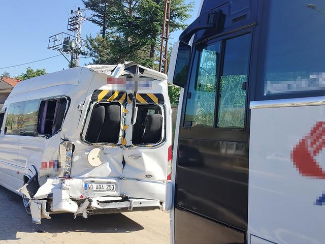 Kırşehir'de iş&ccedil;i servis aracı minib&uuml;se &ccedil;arptı: 42 yaralı