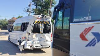 Kırşehir'de işçi servis aracı minibüse çarptı: 42 yaralı