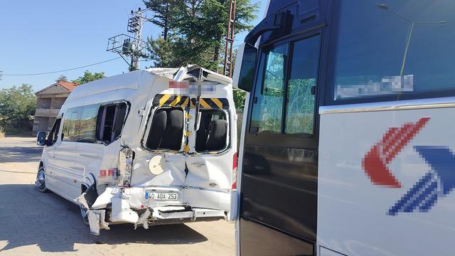Kırşehir'de işçi servis aracı minibüse çarptı: 42 yaralı