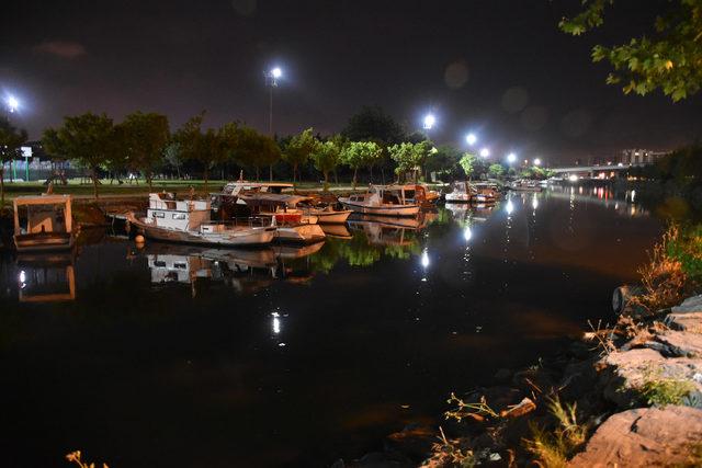 Bakırköy'de otomobil su kanalına uçtu
