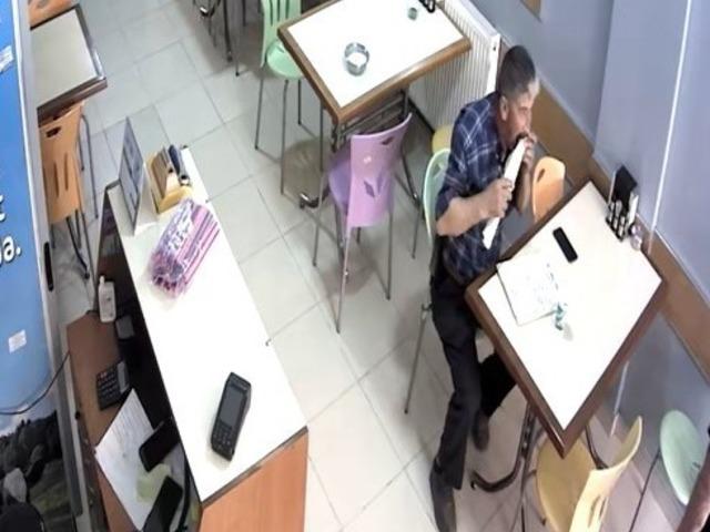 Heimlich manevrası ile boğulmaktan kurtuldu