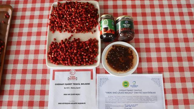 Dağlarda kendiliğinden yetişiyor: 'Dağ çileği reçeli' tescillendi