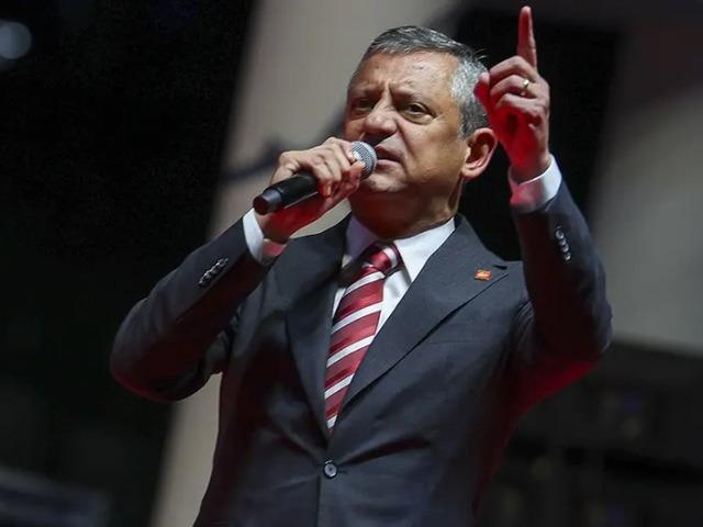 &Ouml;zg&uuml;r &Ouml;zel'den 'yeni parti' a&ccedil;ıklaması! 'B planı' s&ouml;zleriyle duyurdu ve tarih verdi
