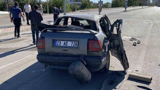 Otomobil aydınlatma direğine &ccedil;arptı! 1&rsquo;i ağır 3 yaralı 4