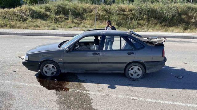 Otomobil aydınlatma direğine &ccedil;arptı! 1&rsquo;i ağır 3 yaralı 2