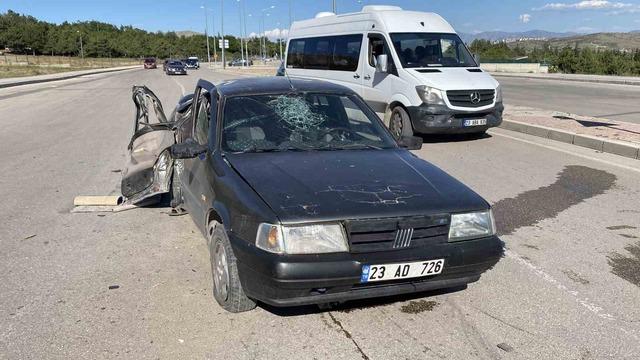 Otomobil aydınlatma direğine &ccedil;arptı! 1&rsquo;i ağır 3 yaralı 1