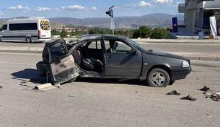 Otomobil aydınlatma direğine &ccedil;arptı! 1&rsquo;i ağır 3 yaralı