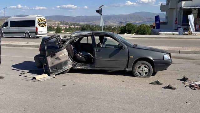 Otomobil aydınlatma direğine çarptı! 1’i ağır 3 yaralı