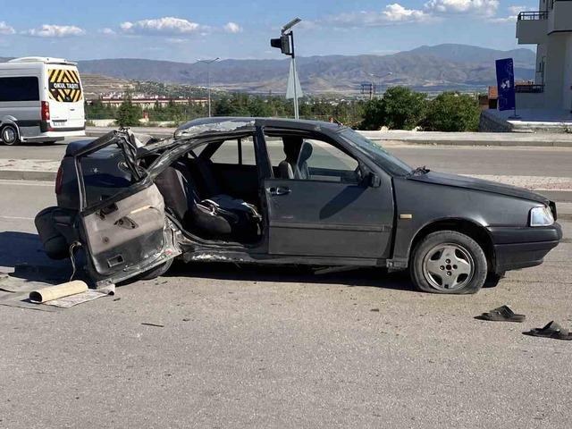 Otomobil aydınlatma direğine &ccedil;arptı! 1&rsquo;i ağır 3 yaralı