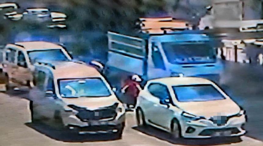 Adana&rsquo;da feci kaza: Yolun karşısına ge&ccedil;erken iki aracın &ccedil;arptığı &ccedil;ocuk hayatını kaybetti