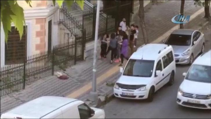  Genç kızlar birbirine girdi! Sokak ortasında saç saça, baş başa kavga... G1