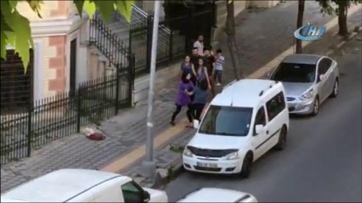  Genç kızlar birbirine girdi! Sokak ortasında saç saça, baş başa kavga... G4