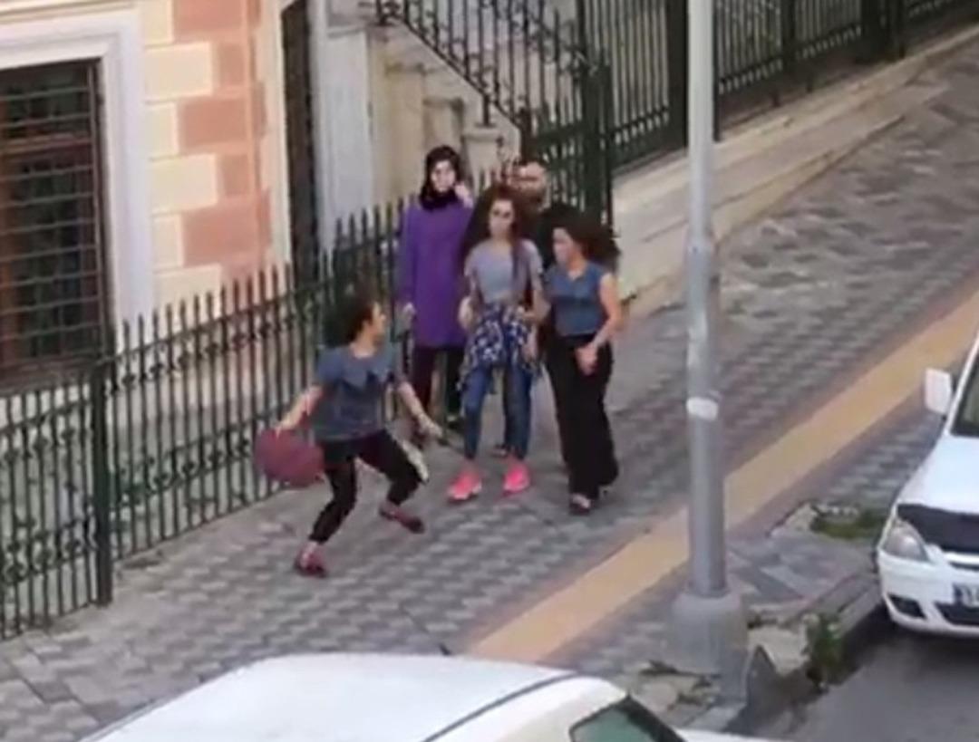  Gen&ccedil; kızlar birbirine girdi! Sokak ortasında sa&ccedil; sa&ccedil;a, baş başa kavga...