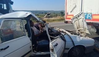 Osmaniye&rsquo;de otomobil tıra &ccedil;arptı: 3&rsquo;&uuml; &ccedil;ocuk 5 yaralı