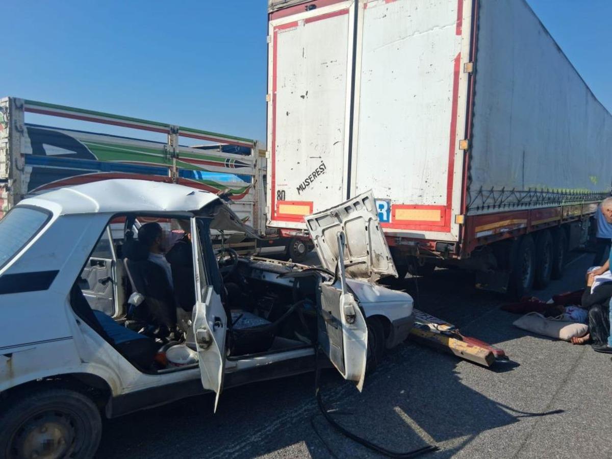 Osmaniye’de otomobil tıra çarptı: 3’ü çocuk 5 yaralı 1