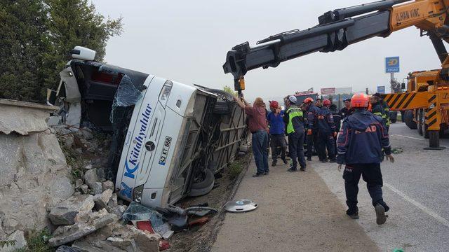 Kütahya'da yolcu otobüsü devrildi: 2 ölü, 16 yaralı (2)