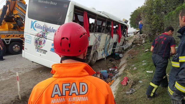 Kütahya'da yolcu otobüsü devrildi: 2 ölü, 16 yaralı (2)