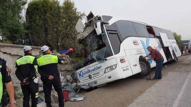 Kütahya'da yolcu otobüsü devrildi: 2 ölü, 16 yaralı (2)