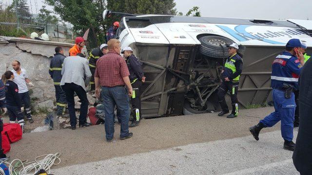 Kütahya'da yolcu otobüsü devrildi: 2 ölü, 16 yaralı (2)