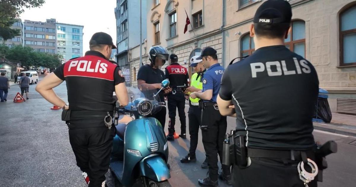 Kadık&ouml;y&rsquo;de helikopter destekli asayiş denetimi: Motosikletli uyuşturucu ticaretinden g&ouml;zaltına alındı 3