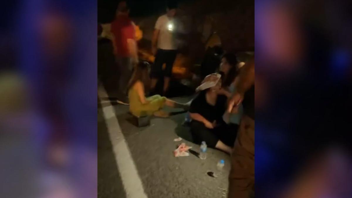 Şanlıurfa da feci kaza! Ara&ccedil;lar kafa kafaya &ccedil;arpıştı: 2 &ouml;l&uuml;, 8 yaralı 2