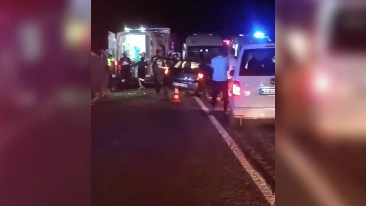 Şanlıurfa da feci kaza! Ara&ccedil;lar kafa kafaya &ccedil;arpıştı: 2 &ouml;l&uuml;, 8 yaralı 1