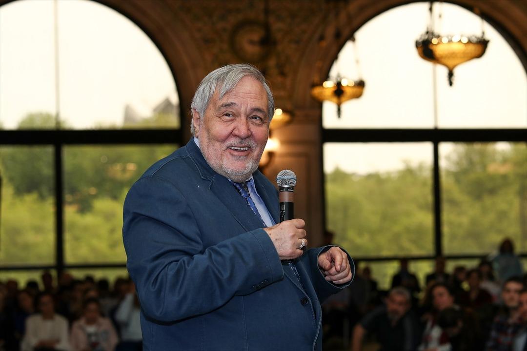 İlber Ortaylı'yı şaşırtan s&uuml;rpriz! Bir anda karşısında g&ouml;r&uuml;nce sahnede &ouml;ylece kaldı