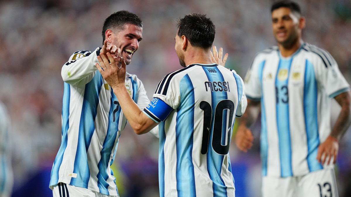 Lionel Messi den tarihi başarı! Klose yi yakaladı, rekora g&ouml;z dikti 1