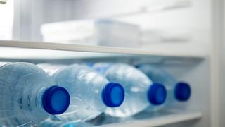 Elektrik faturanızı düşürmek için dondurucuya bir şişe su atın!