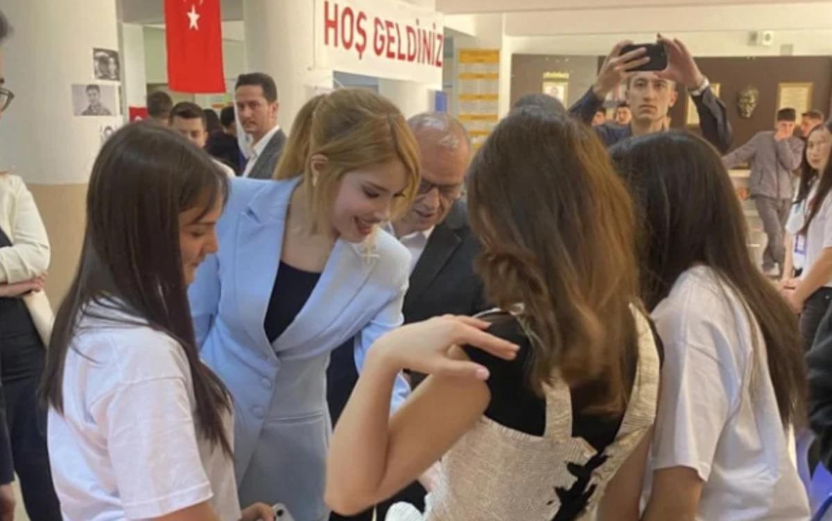 Barbie bebeğe benzetilmişti! Kaymakam Tuğçe Orhan a yeni görev... Erdoğan imzaladı 5