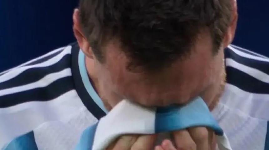 Messi, tarihe ge&ccedil;tiği ma&ccedil;ta g&ouml;zyaşlarına boğuldu! Sebebini ma&ccedil; sonu a&ccedil;ıkladı