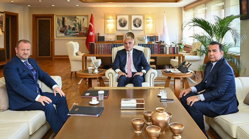 Bakan Ersoy ve RT&Uuml;K Başkanı Mehmet Daniş bir araya geldi! Buluşmanın g&uuml;ndemi yayıncılık oldu