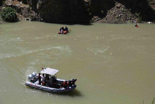 Artvin’in Şavşat Deresi’nde kayıp baba ve oğlunu arama çalışmaları sürüyor 3