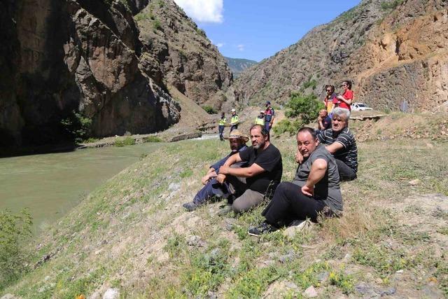Artvin’in Şavşat Deresi’nde kayıp baba ve oğlunu arama çalışmaları sürüyor 2