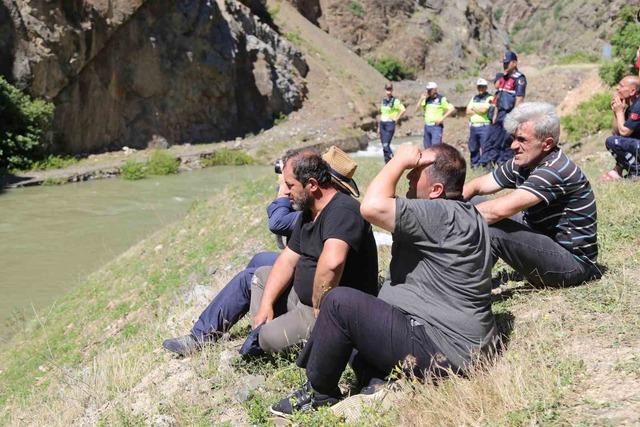Artvin’in Şavşat Deresi’nde kayıp baba ve oğlunu arama çalışmaları sürüyor 1
