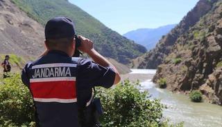 Artvin&rsquo;in Şavşat Deresi&rsquo;nde kayıp baba ve oğlunu arama &ccedil;alışmaları s&uuml;r&uuml;yor