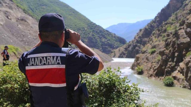 Artvin’in Şavşat Deresi’nde kayıp baba ve oğlunu arama çalışmaları sürüyor