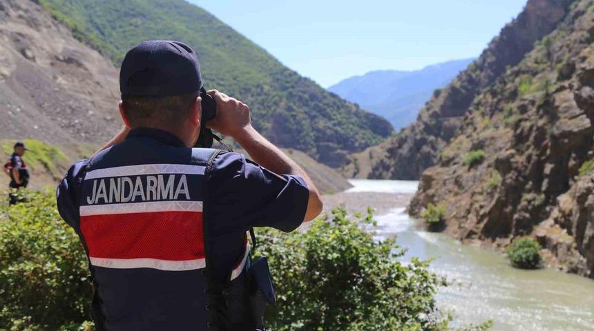 Artvin&rsquo;in Şavşat Deresi&rsquo;nde kayıp baba ve oğlunu arama &ccedil;alışmaları s&uuml;r&uuml;yor