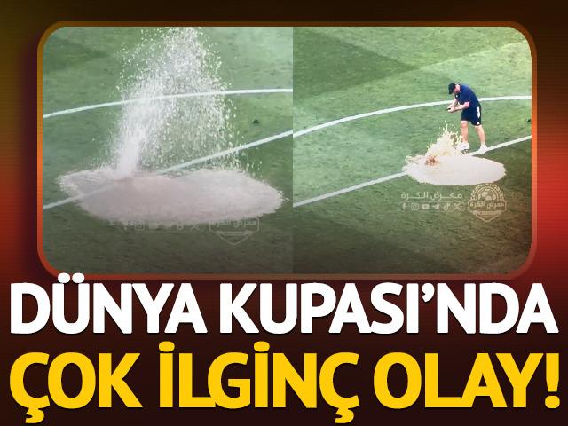 D&uuml;nya Kupası'nda inanılmaz olay! Sahanın ortasında su borusu patladı...