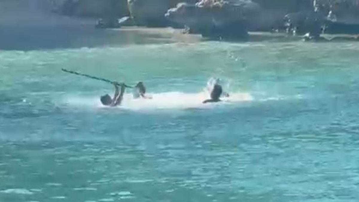 Denizin ortasında sopayla dövdüler!