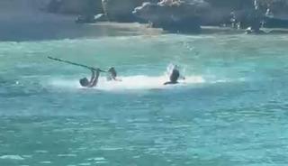 Denizin ortasında sopayla d&ouml;vd&uuml;ler!