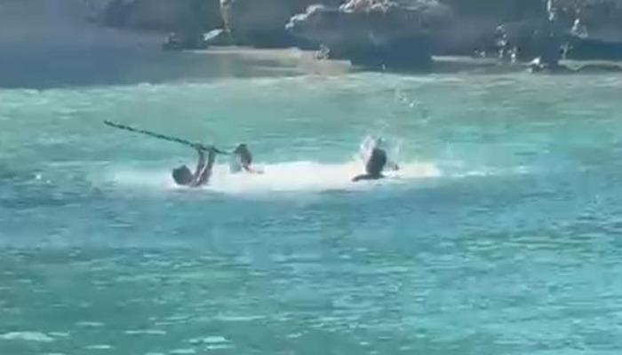 Denizin ortasında sopayla d&ouml;vd&uuml;ler!