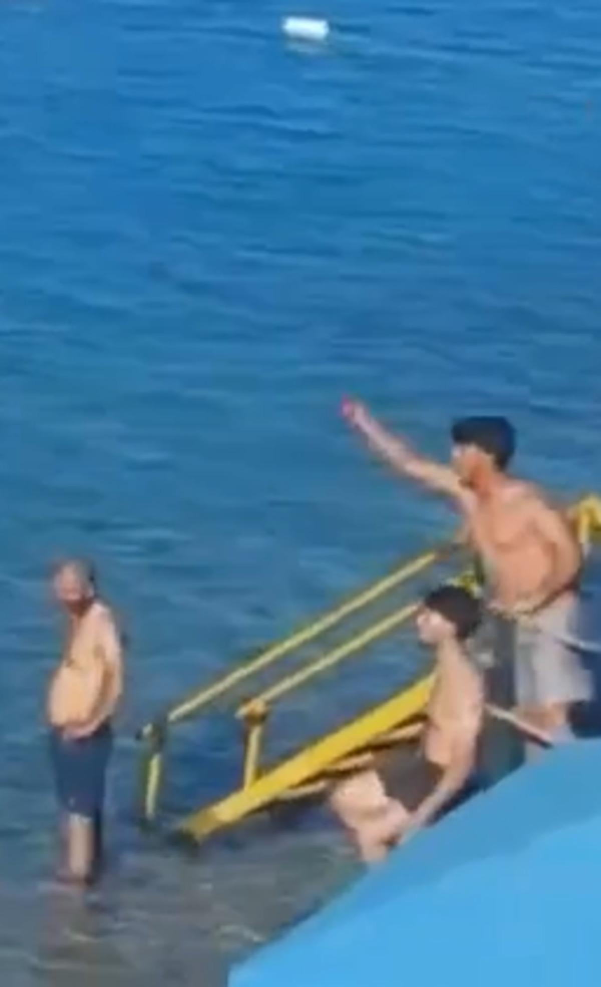 Denizin ortasında sopayla dövdüler! Plajdaki herkes dehşete düştü 2