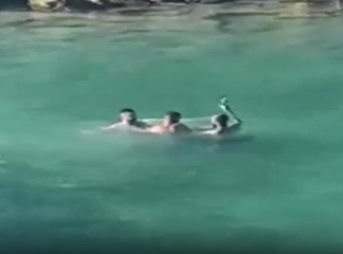 Denizin ortasında sopayla dövdüler! Plajdaki herkes dehşete düştü 1
