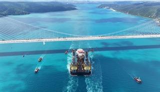 Dev vin&ccedil; gemisi 'Saipem 7000' İstanbul Boğazı'ndan ge&ccedil;ti